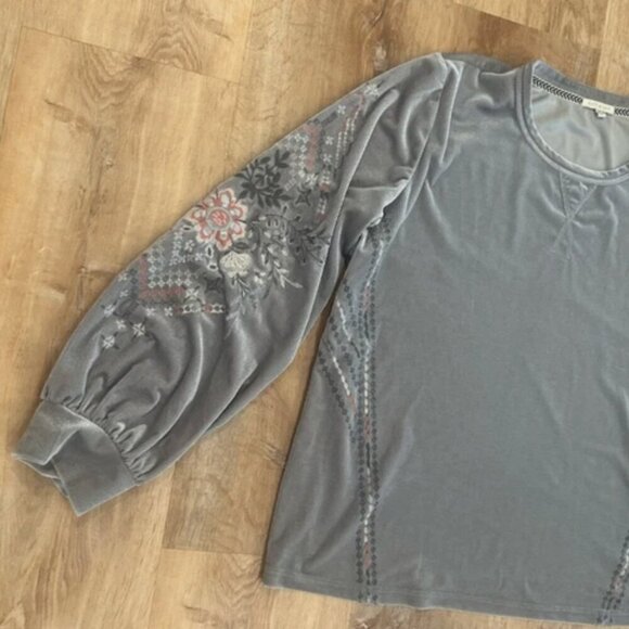 Kate & Sam Women's XXL Gray Silver Embroidered Floral Long Sleeve Stretch Top - Picture 3 of 4